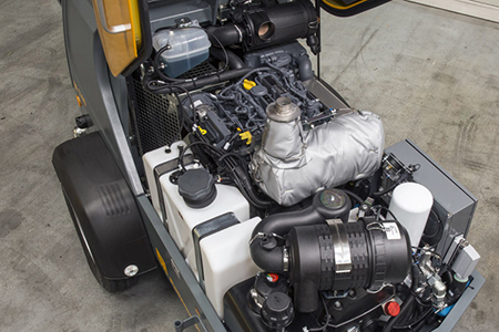 Preverjen Deutzov tricilinderski dizelski motor.